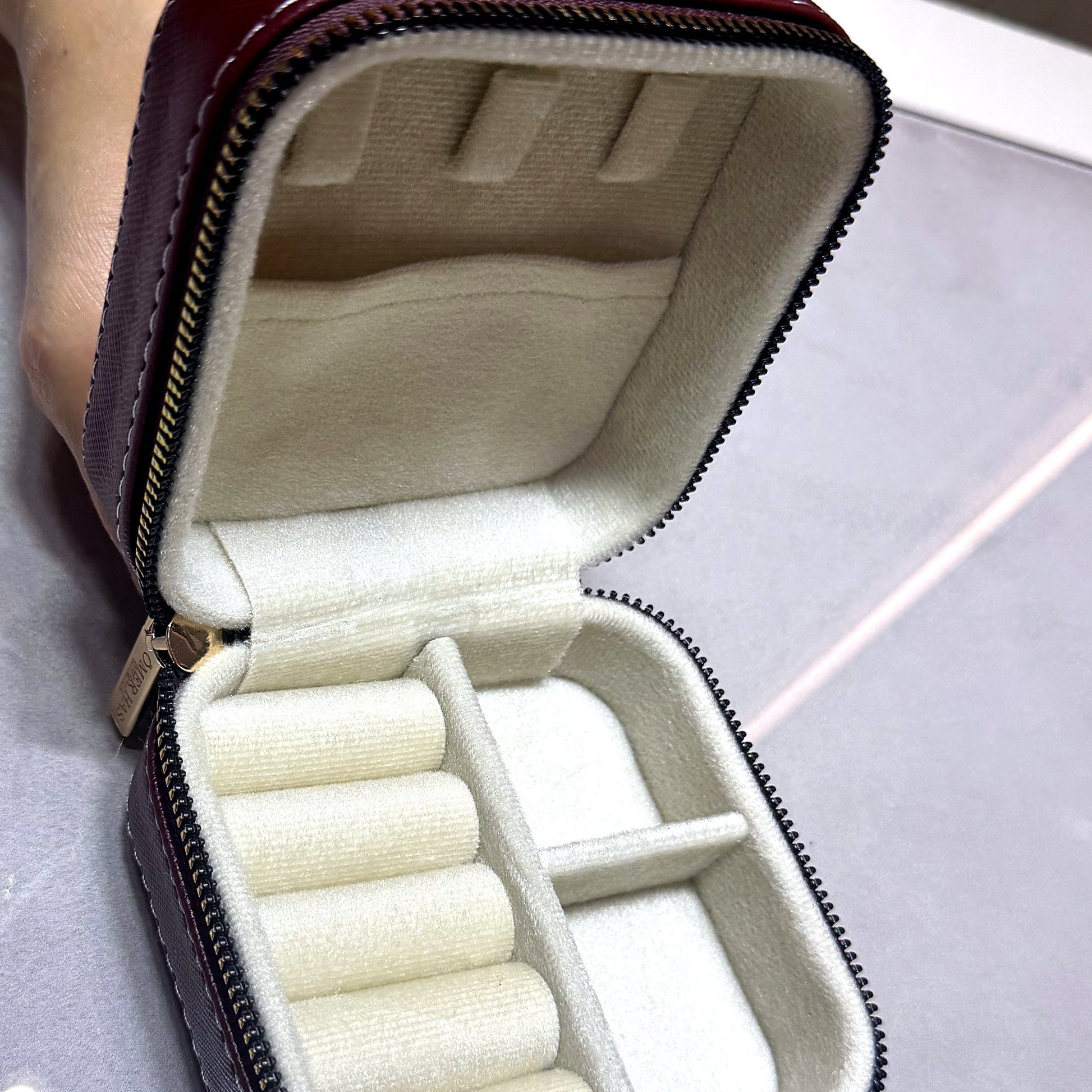 Açık haldeki özel mücevher kutusu, üst ve alt kadife bölmeler