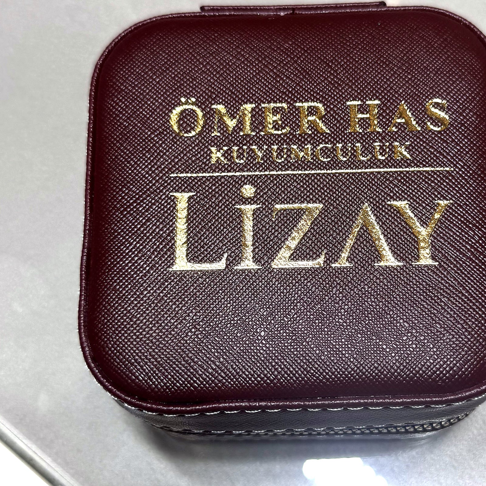 Kutu kapağındaki Ömer Has Kuyumculuk altın yaldız kabartma logo